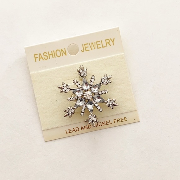 Mini Snowflake Brooch❄️ - Picture 1 of 1